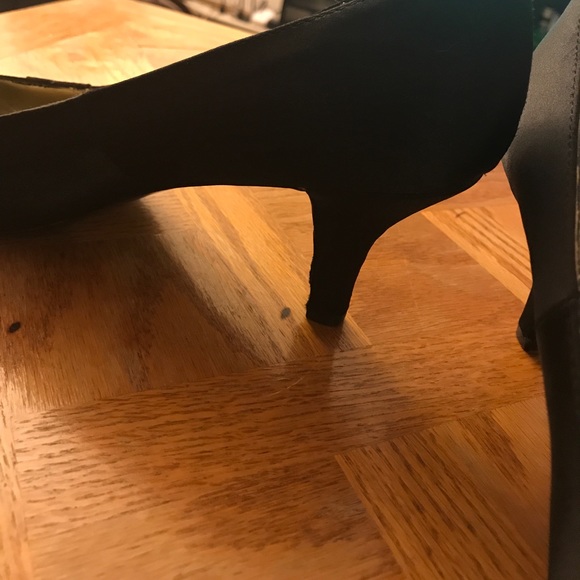 Liz Clairborne 1.5 inch heel, sz 8.5 - Picture 2 of 3
